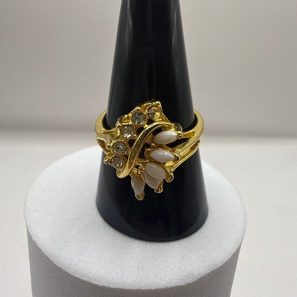 VTG Gold Tone White Cabochon Clear Rhinestone Cluster Statement Ringā Size 8.5